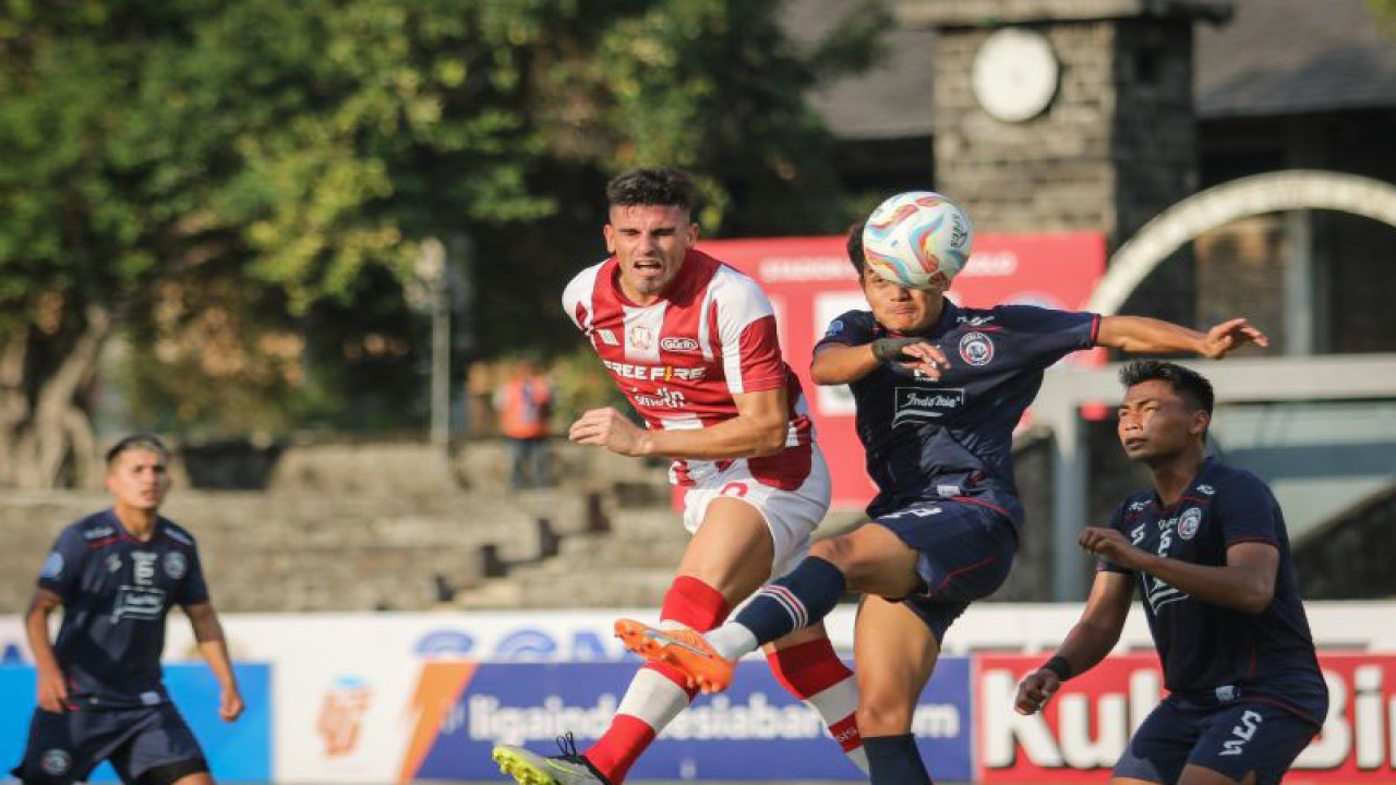 Pesepak bola Persis Solo Fernando Rodrigues Ortega (kiri) berebut bola dengan pesepak bola Arema FC Mikael Alfredo Tata (kedua kiri) pada pertandingan BRI Liga I di Stadion Sriwedari, Solo, Jawa Tengah, Minggu (30/7/2023). . ANTARA FOTO/Mohammad Ayudha/nz