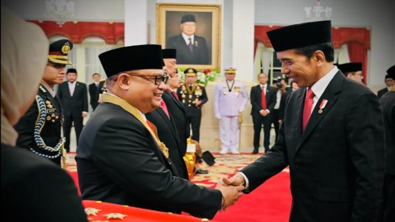 Koordinator Staf Khusus Presiden Ari Dwipayana saat menerima Bintang Jasa Utama dari Presiden Joko Widodo, di Jakarta, Senin (14/8/2023). HO-Dokumentasi Pribadi
