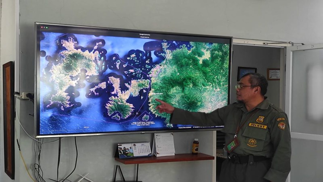 Kepala BBKSDA NTT Arief Mahmud menjelaskan soal penyebaran Komodo di Kawasan Golo Mori, di ruangannya di Kupang, NTT, Senin (7/8/2023). (FOTO ANTARA/Kornelis Kaha)