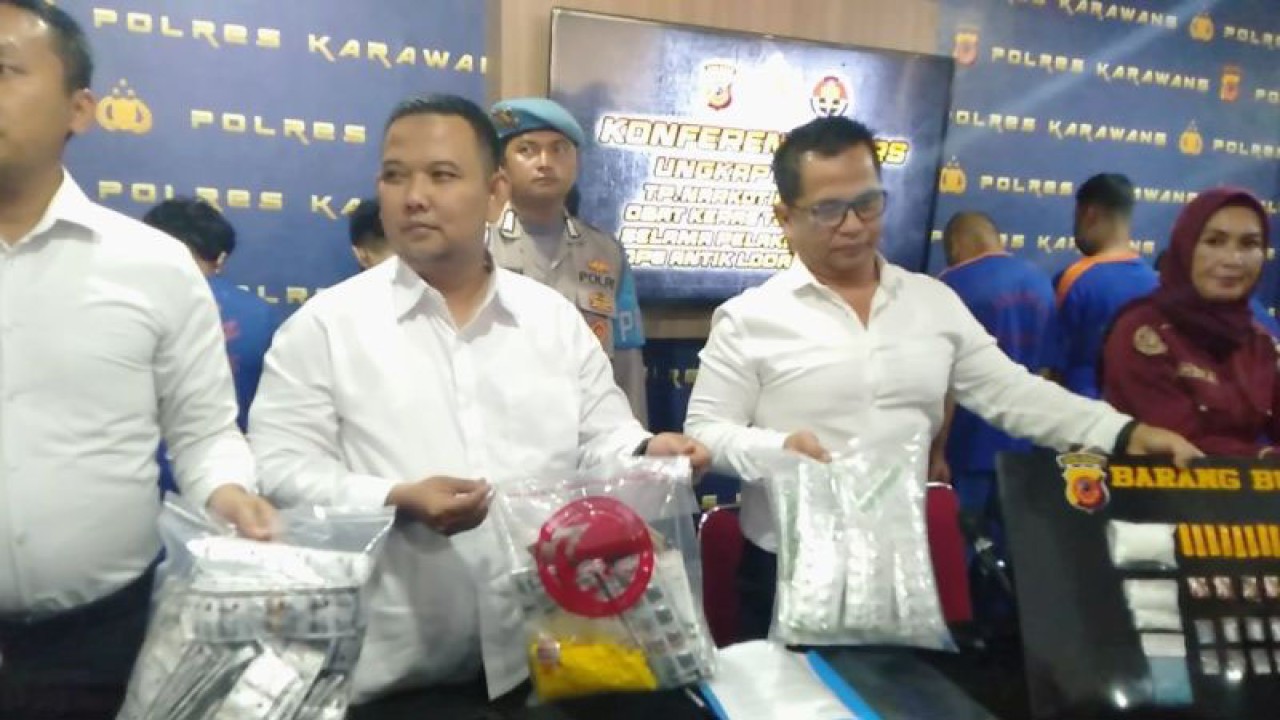 Kasatnarkoba Polres Karawang AKP Arief Zaenal Arifin (kedua dari kanan) menunjukkan barang bukti kasus narkotika. (ANTARA/Ali Khumaini)