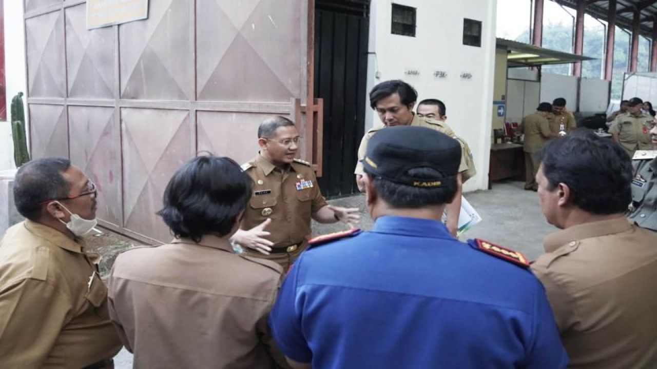 Foto arsip. Penjabat (Pj) Wali Kota Batu Aries Agung Paewai (tengah) memberikan pengarahan pada saat meninjau Tempat Pengolahan Akhir (TPA) Tlekung, di Kota Batu, Jawa Timur. (ANTARA/HO-Prokopim Setda Kota Batu)