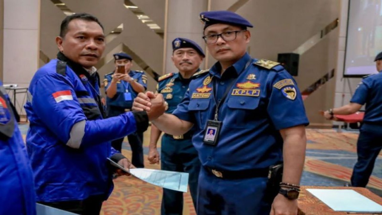 Plt Dirjen Perhubungan Laut Capt. Antoni Arif Priadi (kanan) saat mengukuhkan pejabat pemeriksaan kecelakaan kapal tahun 2023 di Jakarta, Rabu (9/8/2023). (ANTARA/HO-Ditjen Perhubungan Laut)