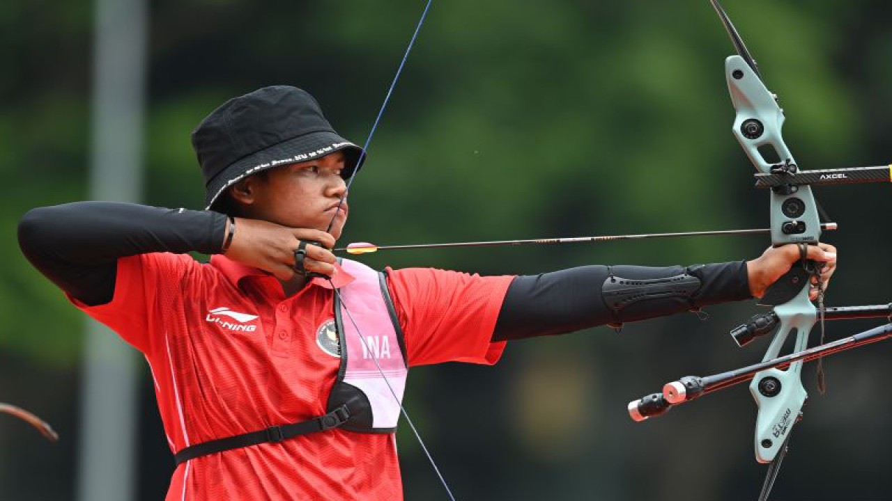 Pemanah Indonesia Arif Dwi Pangestu membidik sasaran pada pertandingan babak final nomor Recurve Beregu Putra Panahan SEA Games 2021 Vietnam di Hanoi Sports Training and Competition Center, Hanoi, Vietnam, Rabu (18/5/2022). Tim Indonesia meraih medali emas setelah mengalahkan Vietnam dengan skor 6-2. ANTARA FOTO/Aditya Pradana Putra/wsj.