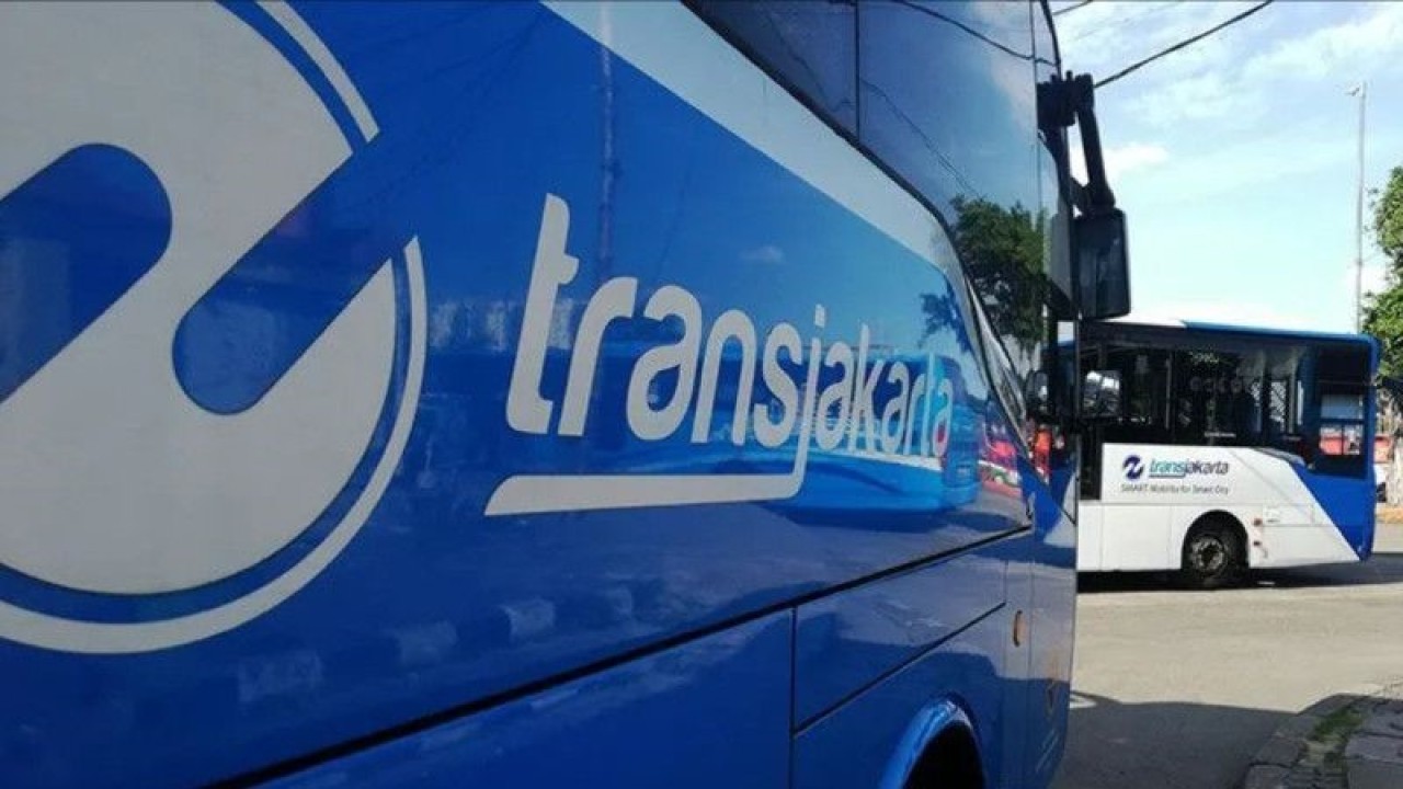 Arsip Foto - Deretan armada bus Trans Jakarta di Terminal Kalideres Jakarta, Minggu (8/5/2022). (ANTARA/Zuhdiar Laeis/aa)