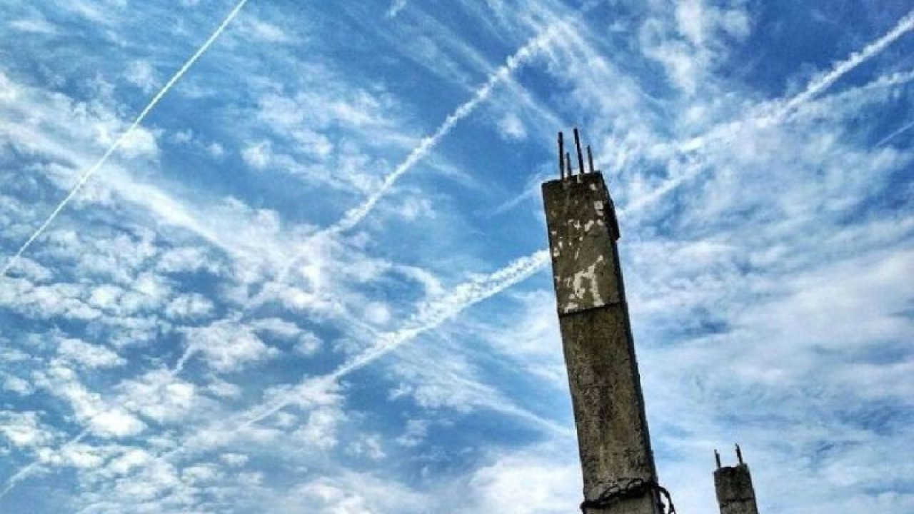 Arsip Foto - Jejak kondensasi pesawat terbang di langit Kota Surabaya saat cuaca cerah berawan. (ANTARA/Rifai)