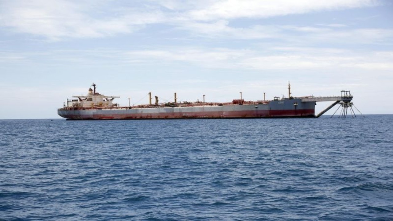 Arsip -Kapal tanker Safer yang telah rusak dan terdampar di lepas pantai Yaman (Xinhua)