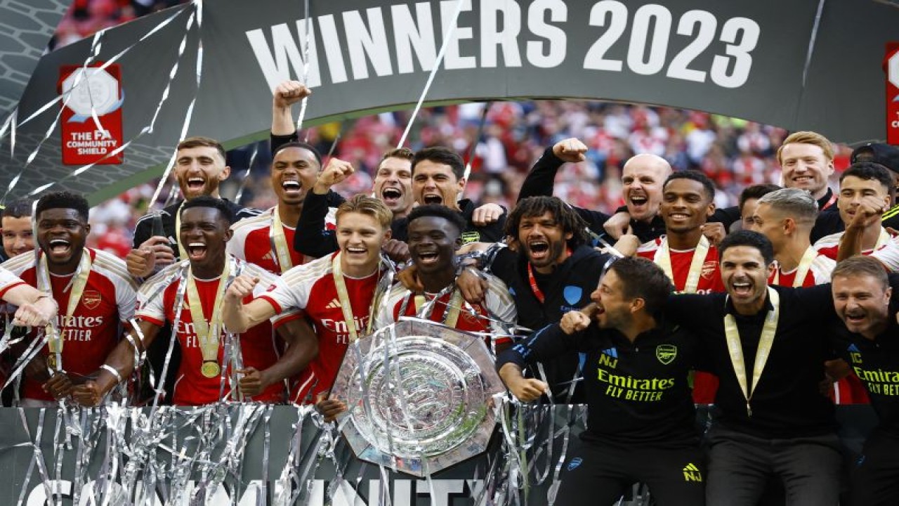 Pemain Arsenal merayakan gelar juara Community Shield usai mengalahkan Manchester City 4-1 melalui adu penalti di Stadion Wembley, London, 6 Agustus 2023. Foto REUTERS/Peter Cziborra