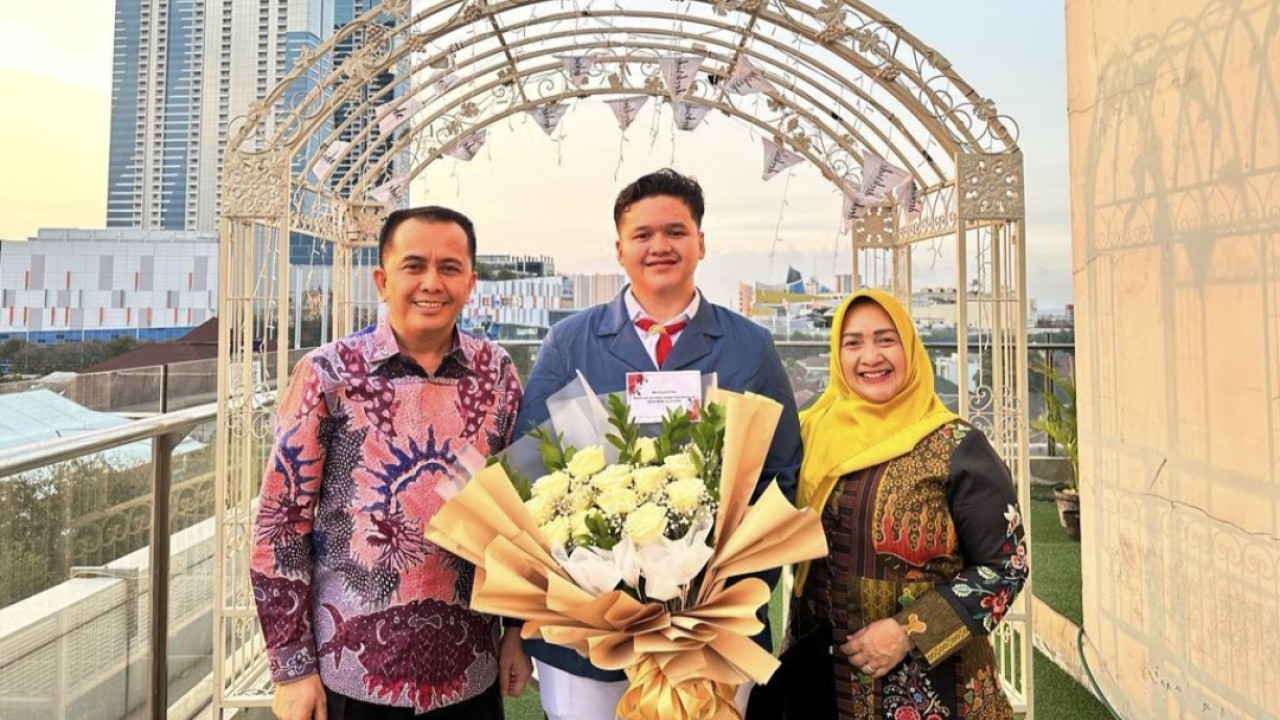 Asgafahrizki Aulia Fatoni bersama orang tuanya