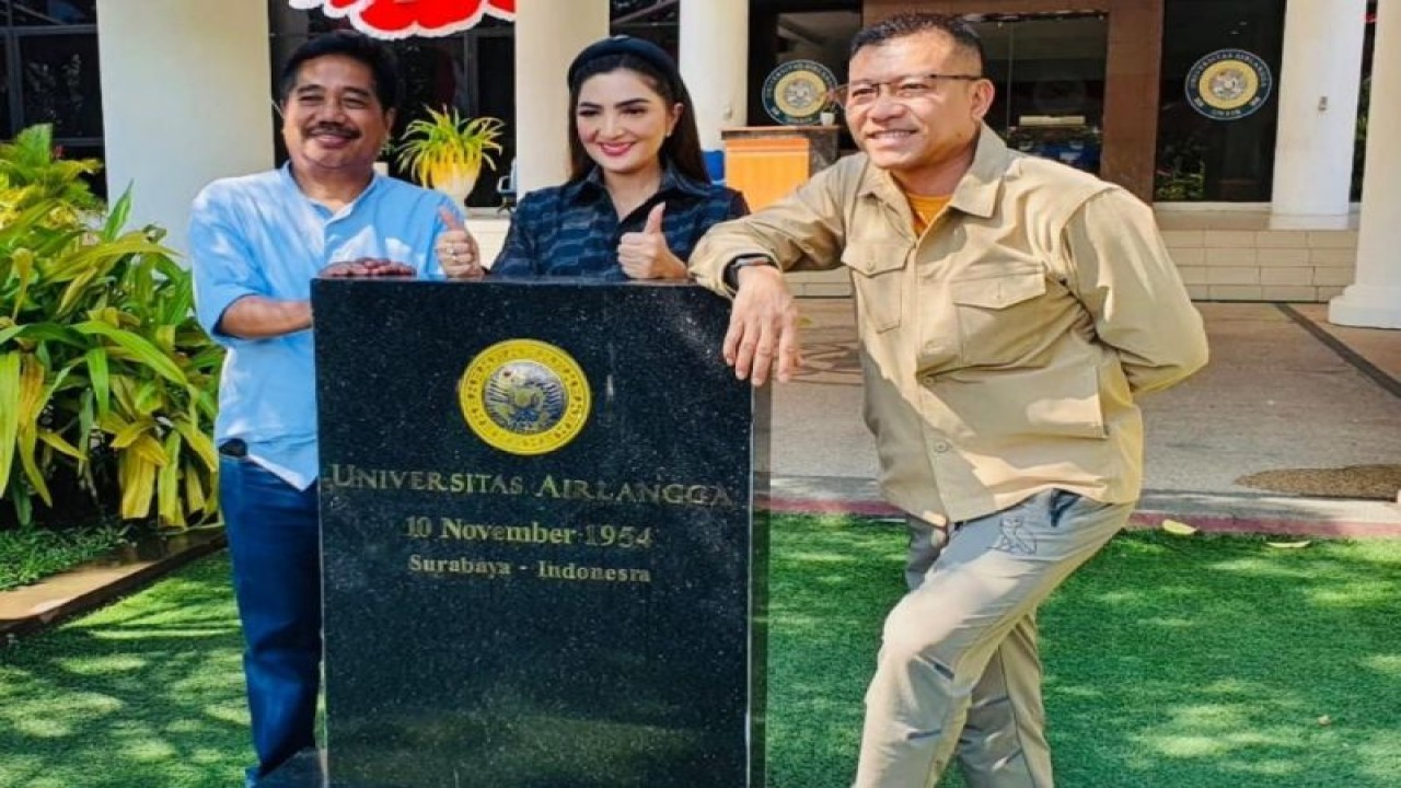 Penyanyi Ashanty Hastuti (tengah) bersama suaminya Anang Hermansyah (kanan) dan Suko Widodo di kampus Unair. (ANTARA/HO-Suko Widodo)
