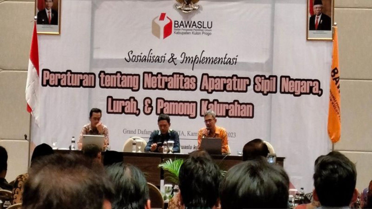 Bawaslu Kulon Progo menyelenggarakan diskusi soal netralitas ASN dalam Pemilu 2024. (ANTARA/Sutarmi)