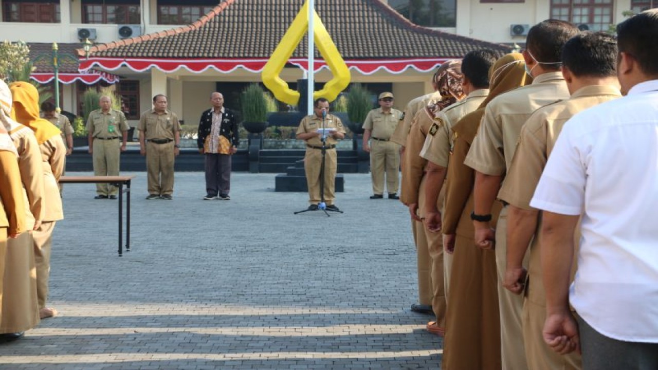 Sekda Kulon Progo Triyono bersama ASN melakukan ikrar menjaga netralitas pada Pemilu 2024. ANTARA/Sutarmi.