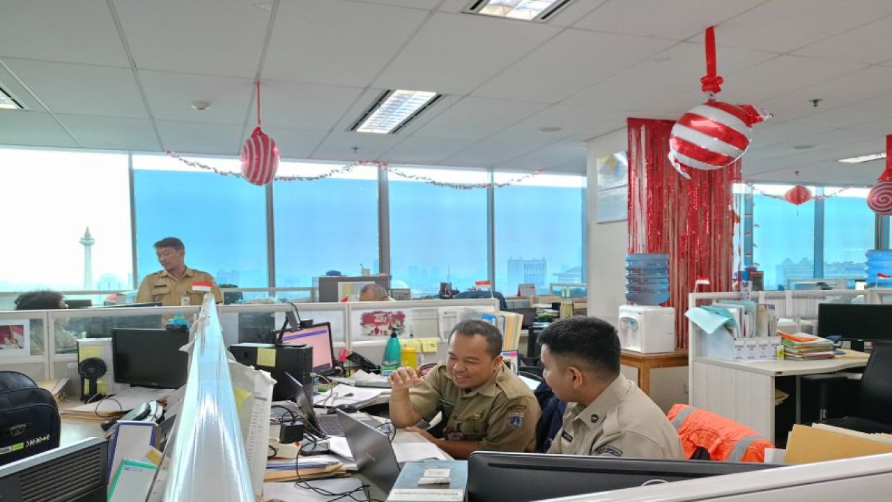 Suasana hari pertama pemberlakuan kebijakan bekerja dari kantor (work from office/WFO) sebanyak 50 persen di ruangan Badan Kepegawaian Daerah (BKD) DKI Jakarta di Balai Kota DKI, Jakarta Pusat, Senin (21/8/2023). (ANTARA/Siti Nurhaliza)