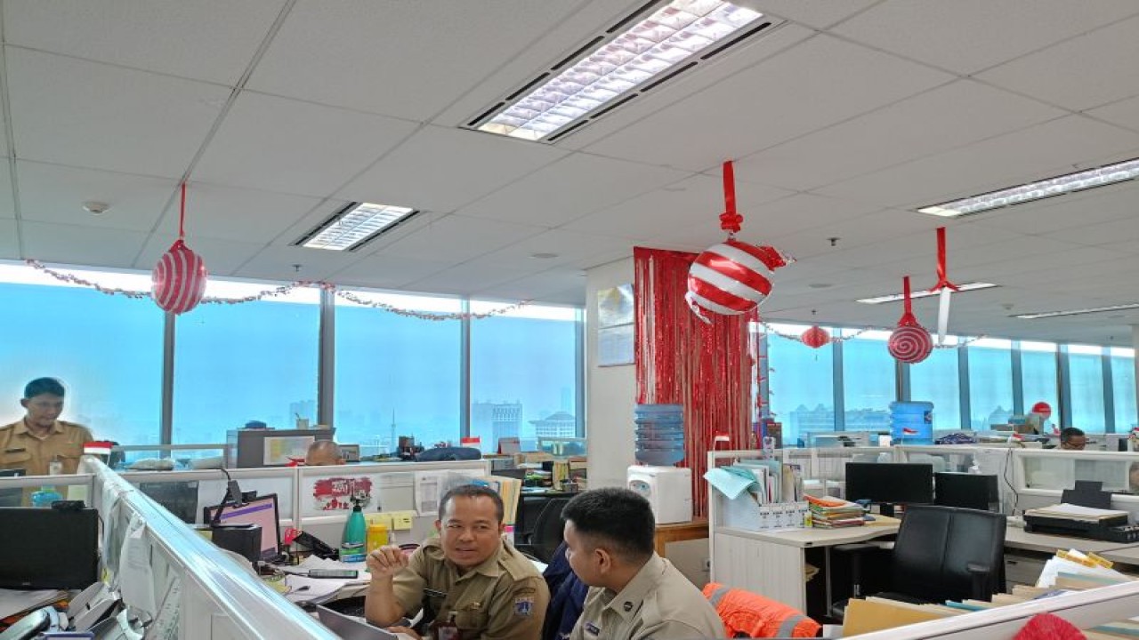 Suasana hari pertama pemberlakuan kebijakan bekerja dari kantor (work from office/WFO) sebanyak 50 persen di ruangan Badan Kepegawaian Daerah (BKD) DKI Jakarta di Balai Kota DKI, Jakarta Pusat, Senin (21/8/2023). ANTARA/Siti Nurhaliza