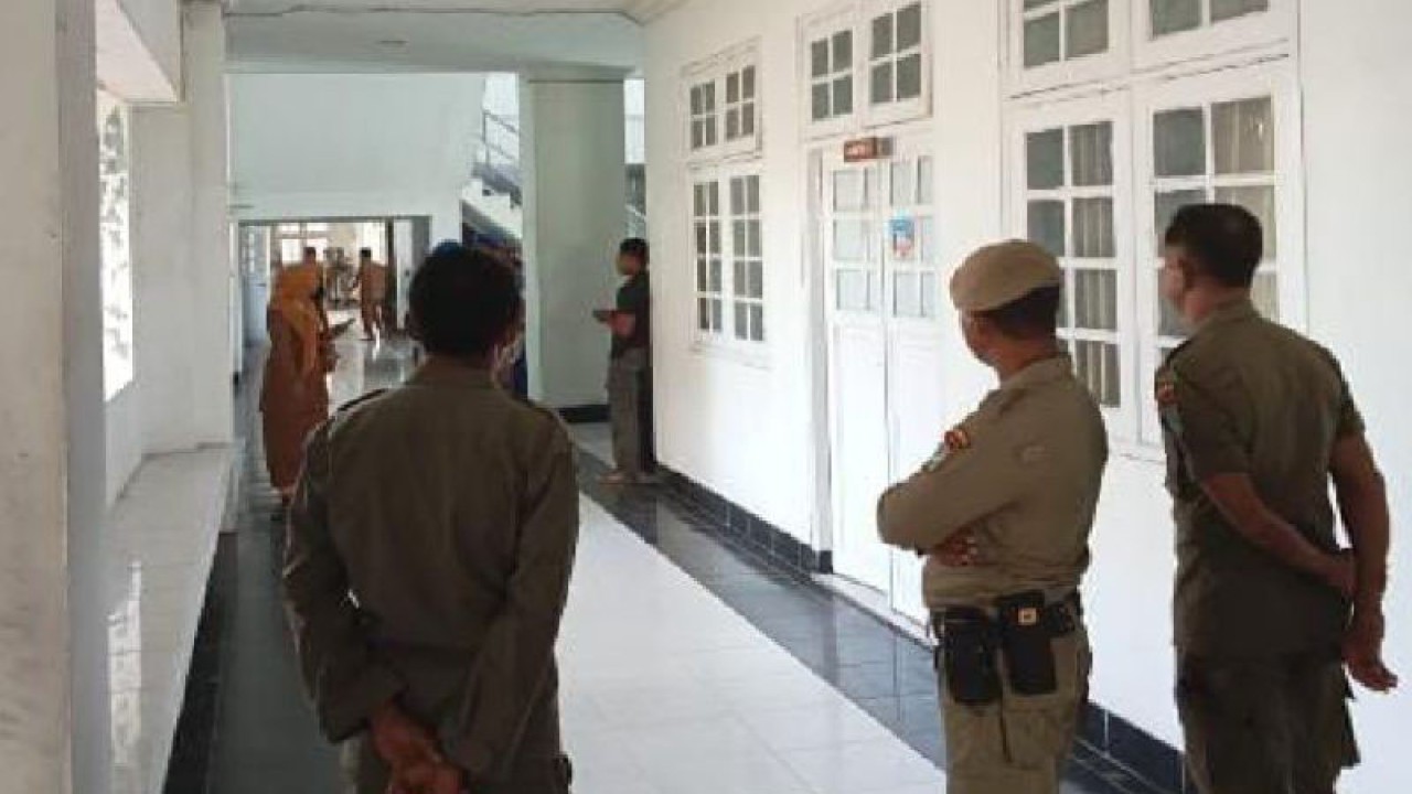 Aktivitas ASN dan petugas Satpol PP dalam momentum tim KPK melakukan penggeledahan di kantor Wali Kota Bima, NTB, Selasa (29/8/2023). (ANTARA/HO-Dinas Kominfotik Kota Bima)