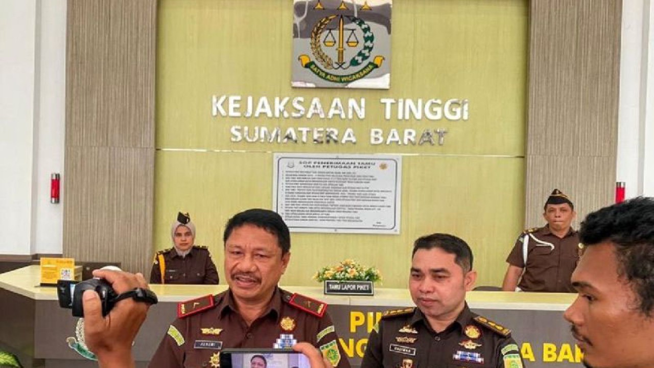 Kepala Kejati Sumbar Asnawi didampingi Aspidsus Hadiman. (ANTARA/FathulAbdi)