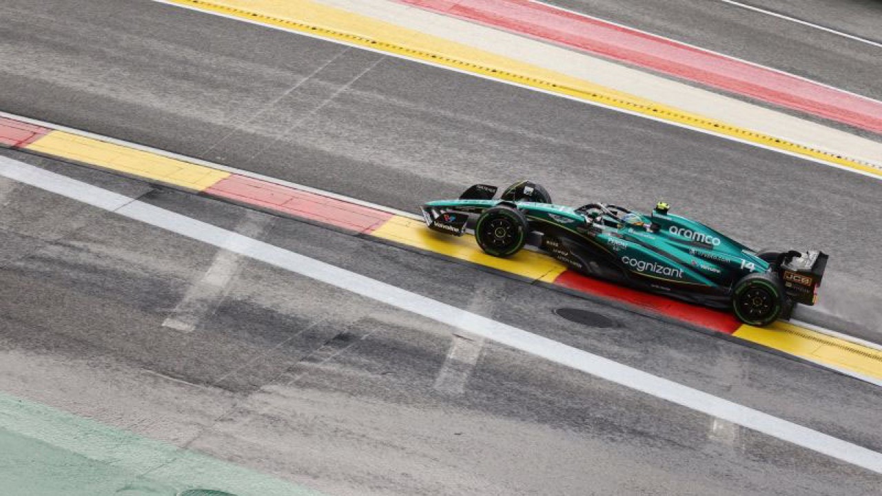 Pembalap Aston Martin Fernando Alonso saat menjalani sesi kualifikasi Grand Prix Belgia di Sirkuit Spa-Francorchamps pada 28 Juli 2023. (ANTARA/AFP/SIMON WOHLFAHRT)