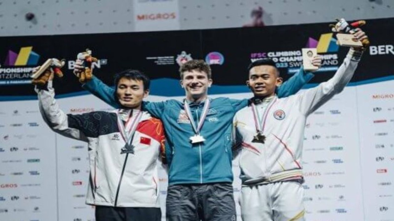 Atlet panjat tebing putra Indonesia Rahmad Adi Mulyono (paling kanan) berfoto seusai upacara penyerahan medali IFSC Climbing World Championship Bern, Swiss, Kamis (10/8/2023). (ANTARA/HO/FPTI)