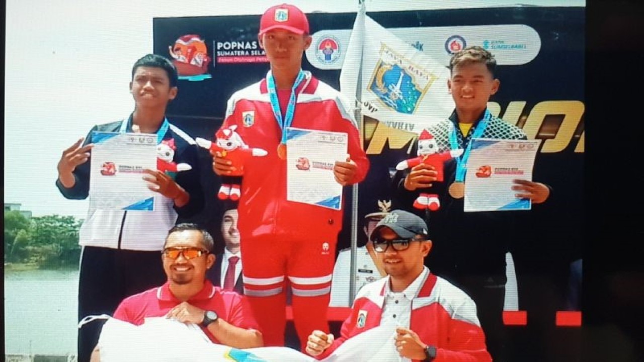Atlet DKI Jakarta peraih medali emas dayung Popnas 2023 di Palembang, Rabu (30/8) (ANTARA/Yudi Abdullah/23)