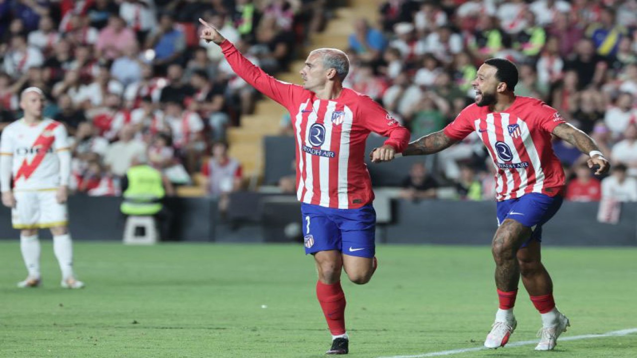 Penyerang Atletico Madrid Antoine Griezmann (kiri) merayakan gol yang dicetaknya bersama Memphis Depay (kanan) pada pertandingan Liga Spanyol melawan Rayo Vallecano yang dimainkan di Campo de Futbol de Vallecas, Madrid, Senin (28/8/2023). (ANTARA/AFP/THOMAS COEX)