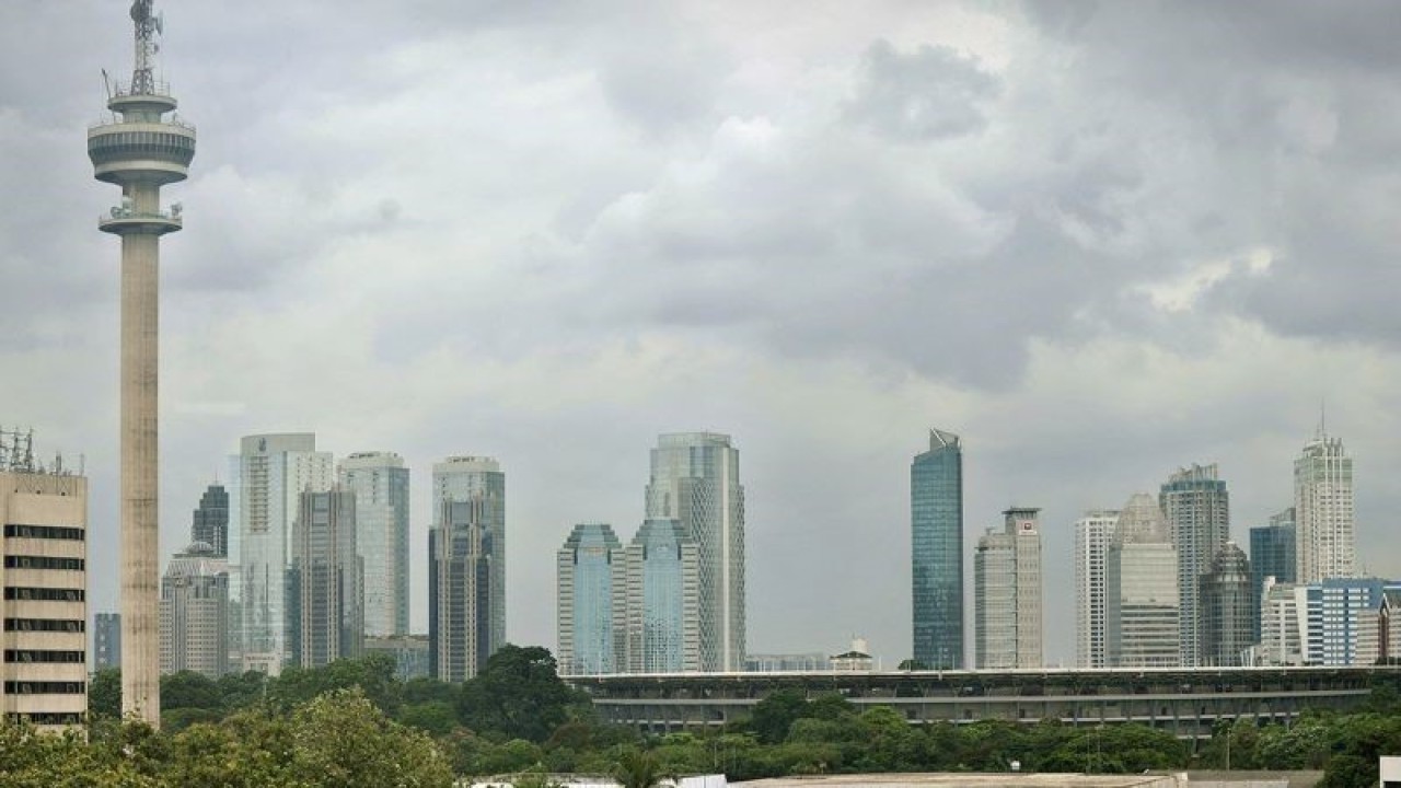 Awan menyelimuti Kota Jakarta. FOTO ANTARA/Yudhi Mahatma/ama/aa.
