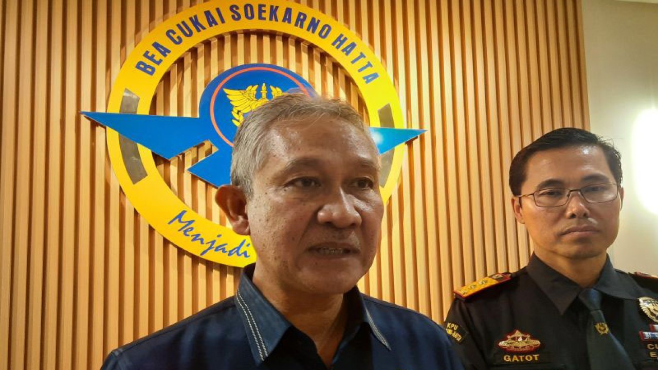 Direktur Jenderal Bea dan Cukai Askolani (Azmi Samsul Maarif)