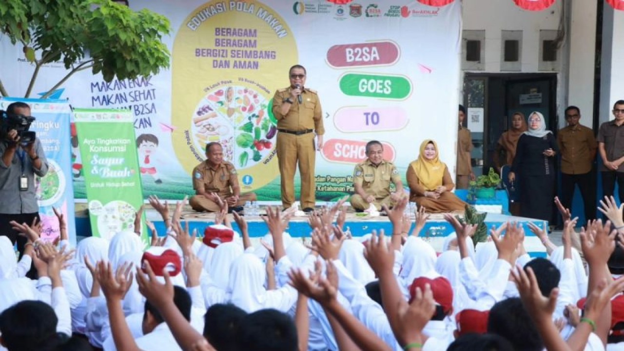 Sekretaris Daerah Provinsi Sulbar Muhammad Idris pada promosi B2SA Goes to School, di SDN 1 Rimuku Kabupaten Mamuju, Selasa (8/8/2023). (FOTO ANTARA/HO/Diskominfo Sulbar)