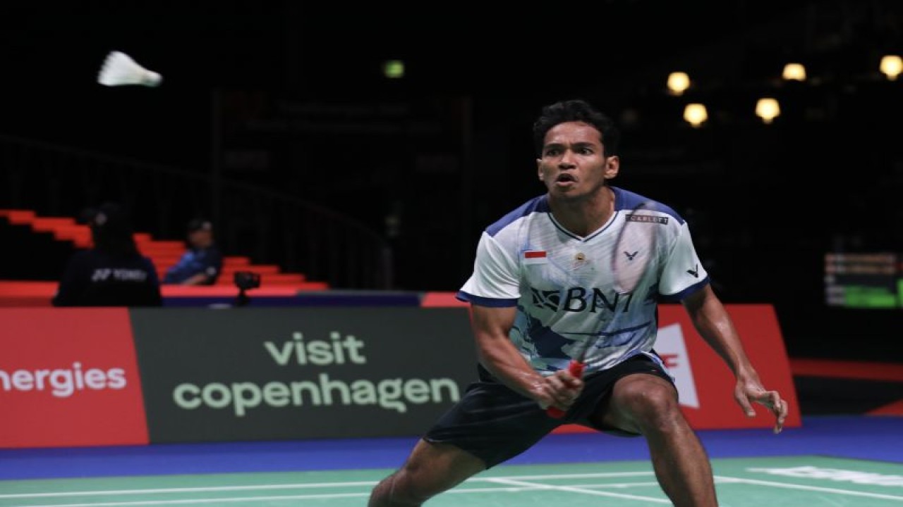 Pebulu tangkis tunggal putra Chico Aura Dwi Wardoyo dikalahkan Prannoy HS dua gim langsung pada babak 32 besar Kejuaraan Dunia BWF 2023, Selasa petang waktu Copenhagen, Denmark. (ANTARA/HO-PP PBSI)