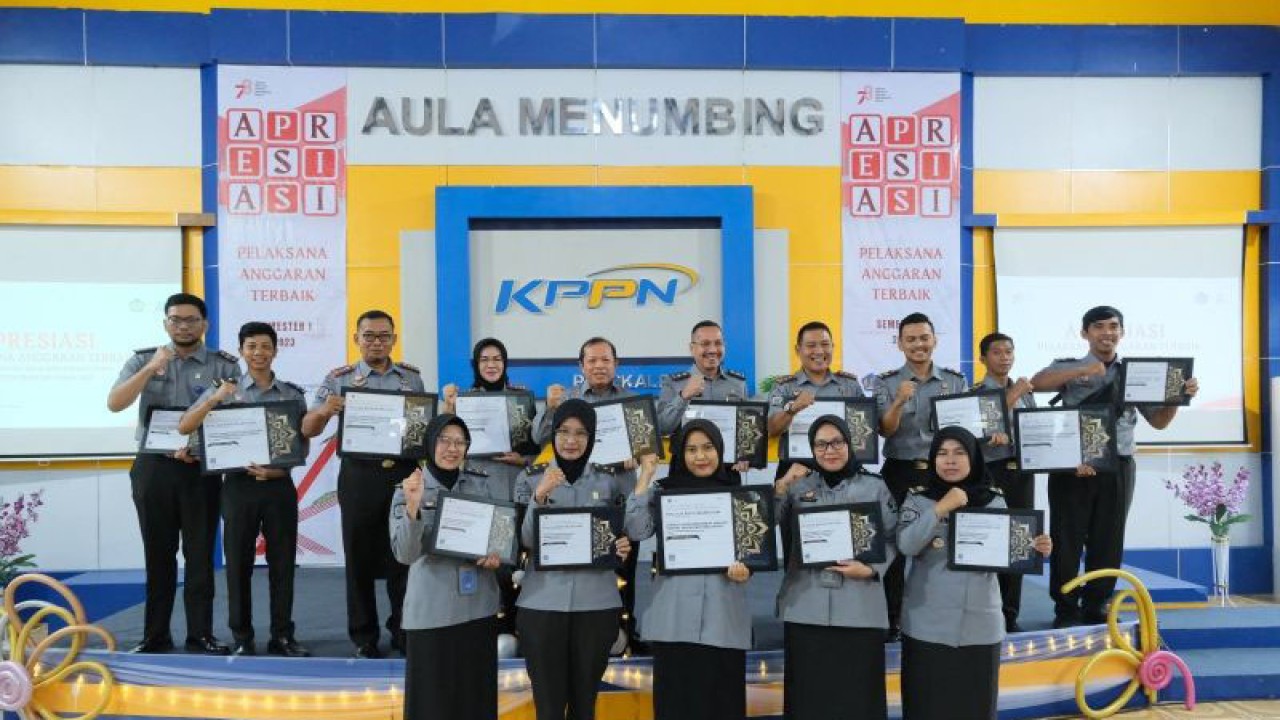 Jajaran Kanwil Kemenkumham Provinsi Kepulauan Babel menerima delapan penghargaan dari Kantor Pelayanan Perbendaharaan Negara (KPPN) di Pangkalpinang, Selasa (30/8/2023) (ANTARA/HO-Humas Kemenkumham Babel)