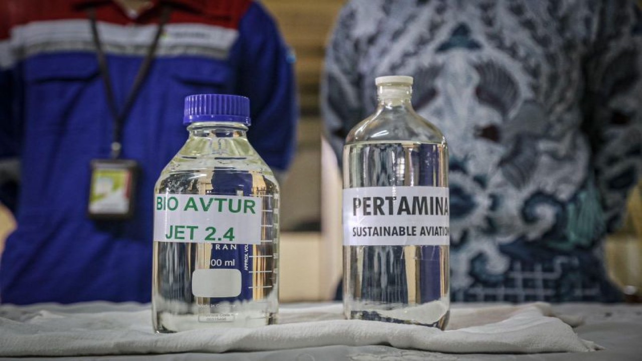 Sampel bahan bakar aviasi (pesawat) atau bio avtur yang saat ini dalam pengembangan yakni Sustainable Aviation Fuel (SAF). ANTARA/HO-Pertamina Patra Niaga.