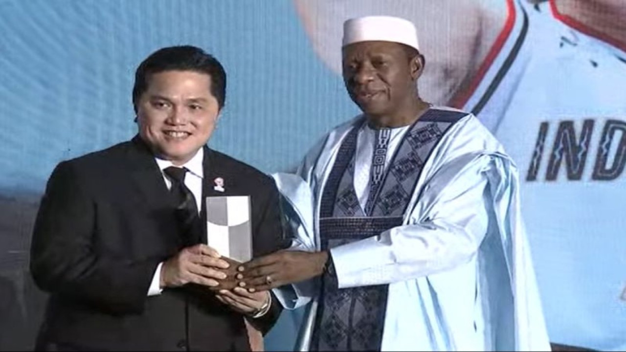 Anggota Dewan Federasi Bola Basket Internasional (FIBA) yang juga Menteri BUMN RI Erick Thohir (kiri) dianugerahi FIBA President's Award 2023 oleh Presiden FIBA periode 2019-2023 Hamane Niang. ANTARA/tangkapan layar