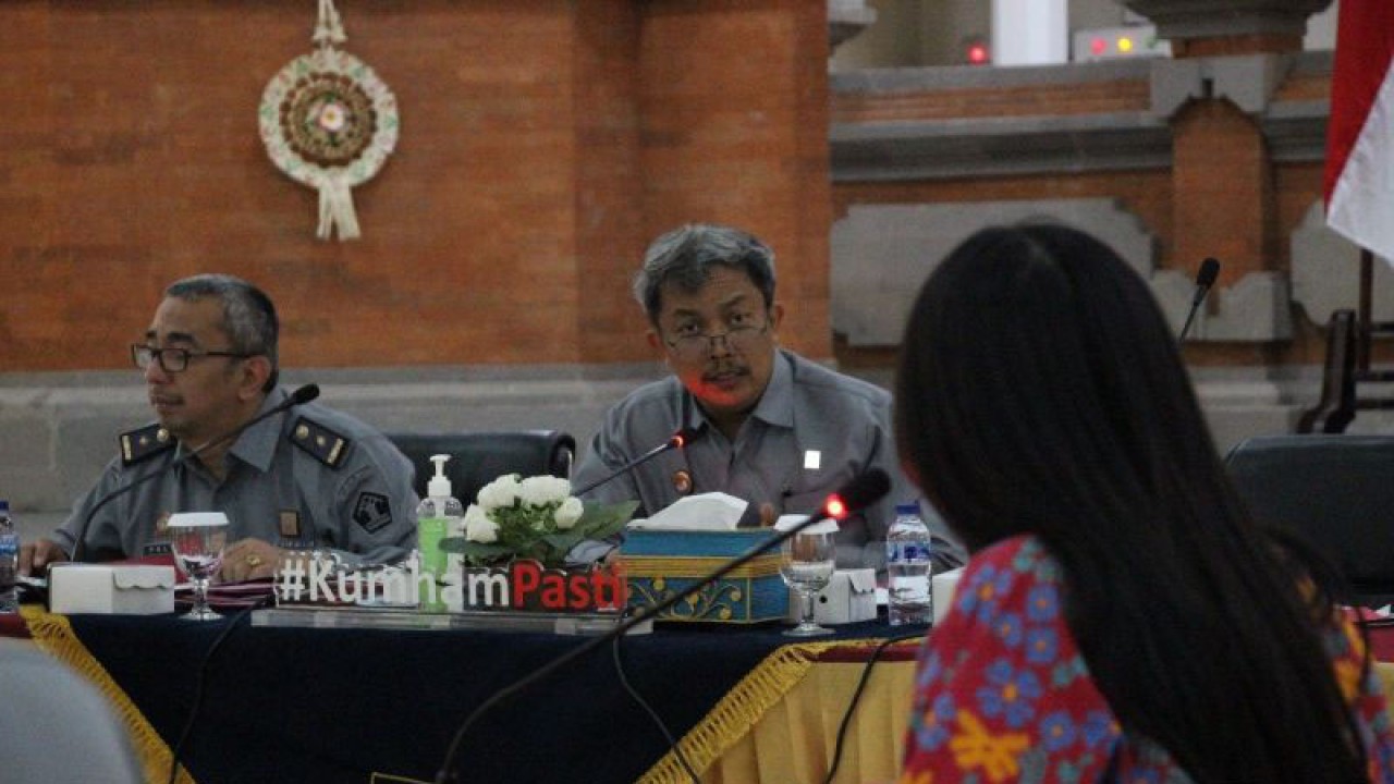 Kepala Kanwil Kemenkumham Bali Anggiat Napitupulu (tengah) memimpin sidang pewarganegaraan di Denpasar, Bali, Senin (28/8/2023) ANTARA/HO-Kemenkumham Bali