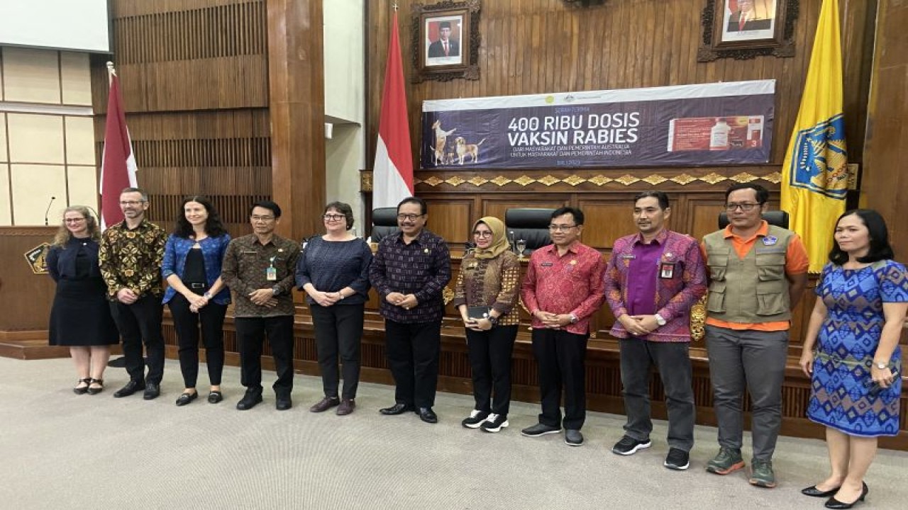Wakil Gubernur Bali Tjok Oka Artha Ardhana Sukawati saat menerima bantuan vaksin rabies dari Pemerintah Australia di Denpasar, Selasa (15/8/2023). FOTO ANTARA/Ni Putu Putri Muliantari