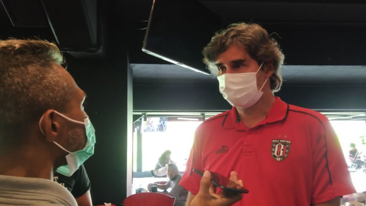 Arsip foto - Pelatih Kepala Bali United Stefano Cugurra diwawancarai awak media di Stadion Kapten I Wayan Dipta, Gianyar, Bali, Jumat (28/7/2023) ANTARA/Dewa Ketut Sudiarta Wiguna