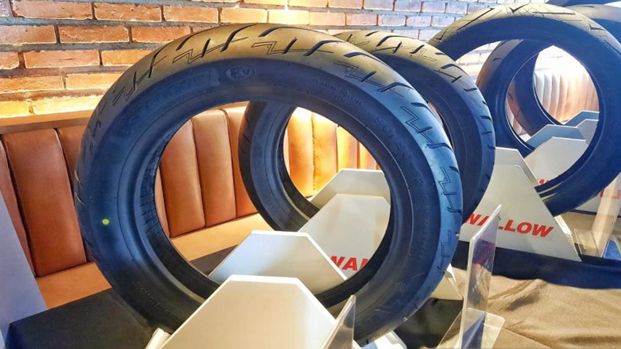 Ban motor listrik Swallow Voltrax dari PT Industri Karet Deli (IKD). (ANTARA/Chairul Rohman)