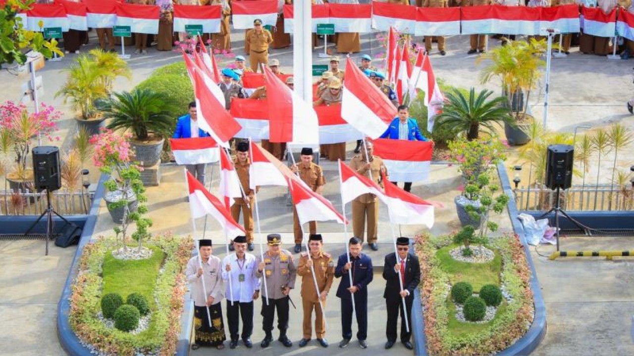 Forkopimda Banda Aceh saat melakukan pencanangan gerakan 10 juta bendera Merah Putih, di Banda Aceh, Senin (7/8/2023) (ANTARA/HO/Humas Pemko Banda Aceh)