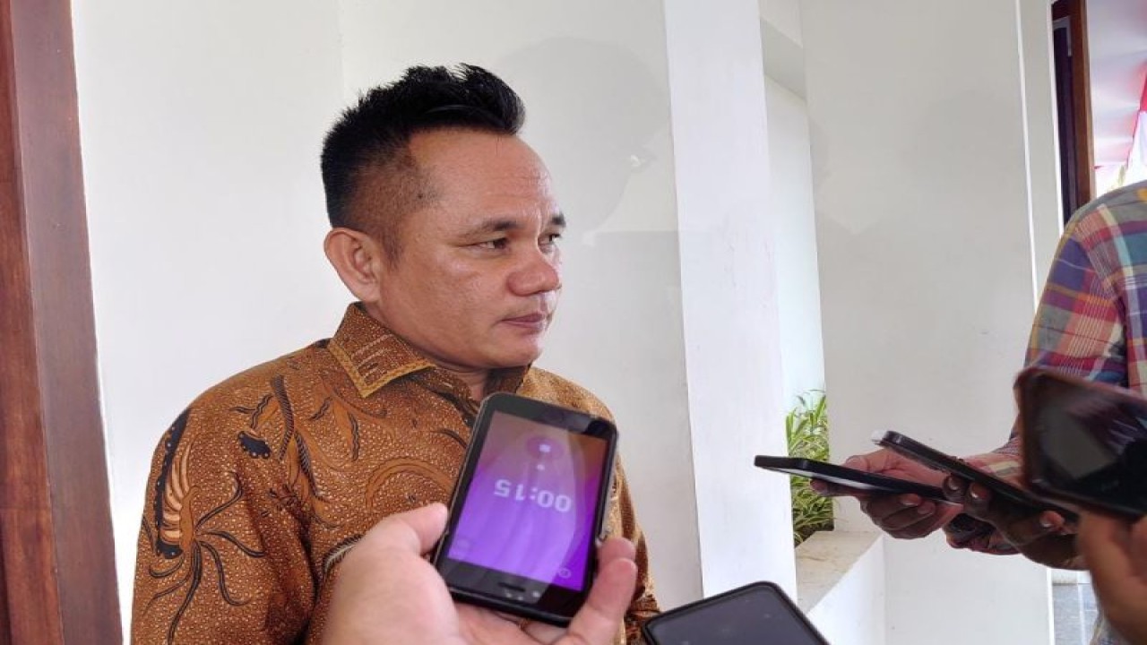 Ketua Bawaslu Lampujg Iskardo P Panggar saat dimintai keterangan di Bandarlampung, Senin, (7/8/2023) (ANTARA/Dian Hadiyatna)