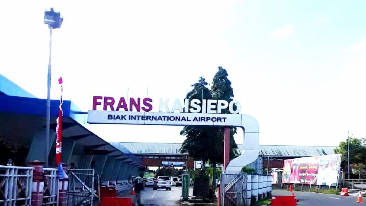 Pintu gerbang masuk kawasan Bandara Internasional Frans Kaisiepo Biak Numfor, Papua. ANTARA/Muhsidin