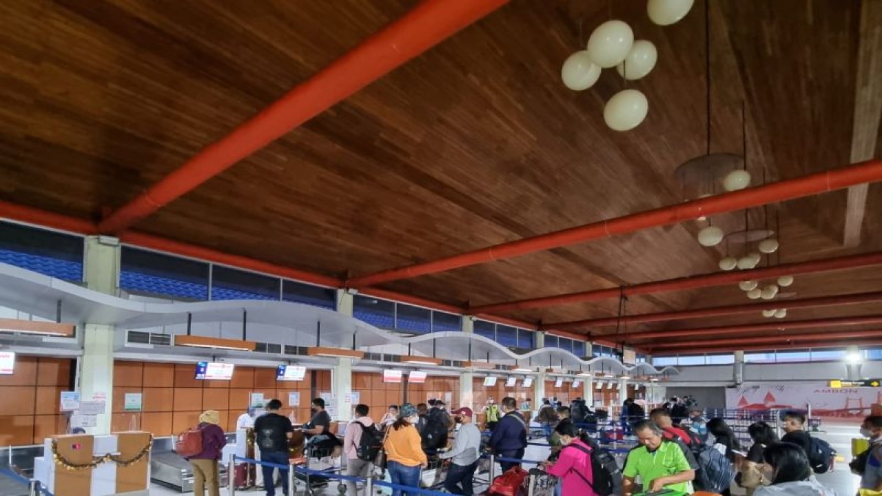 Aktivitas penumpang di Bandara Pattimura Ambon. ANTARA/ Penina F Mayaut.