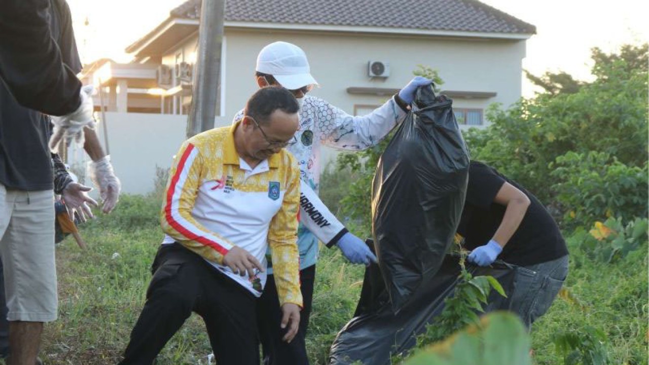 Bupati Bangka Tengah Algafry Rahman turut menjadi relawan peduli lingkungan, Kamis (24/8/2023). (ANTARA/Ahmadi)