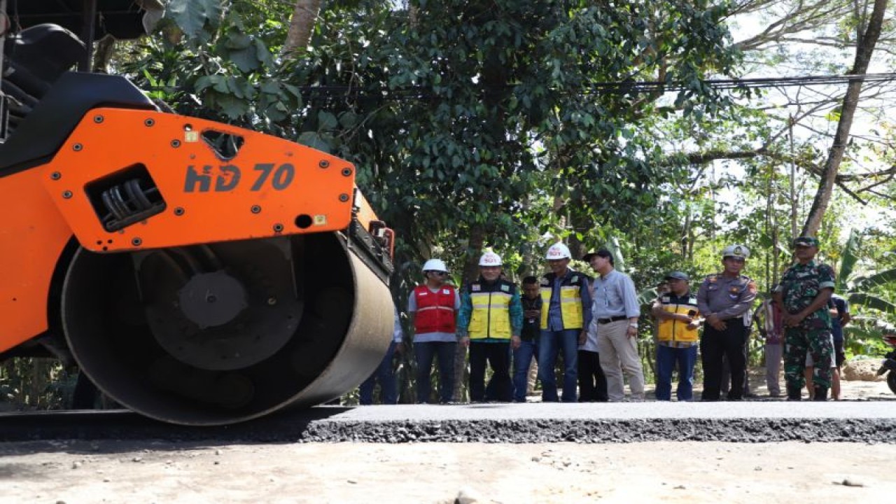 Pengaspalan jalan ruas Srandakan-Mangiran Kabupaten Bantul, Daerah Istimewa Yogyakarta, merupakan salah satu program pembangunan infrastruktur di Bantul, DIY. (ANTARA/HO-Kominfo Pemkab Bantul)