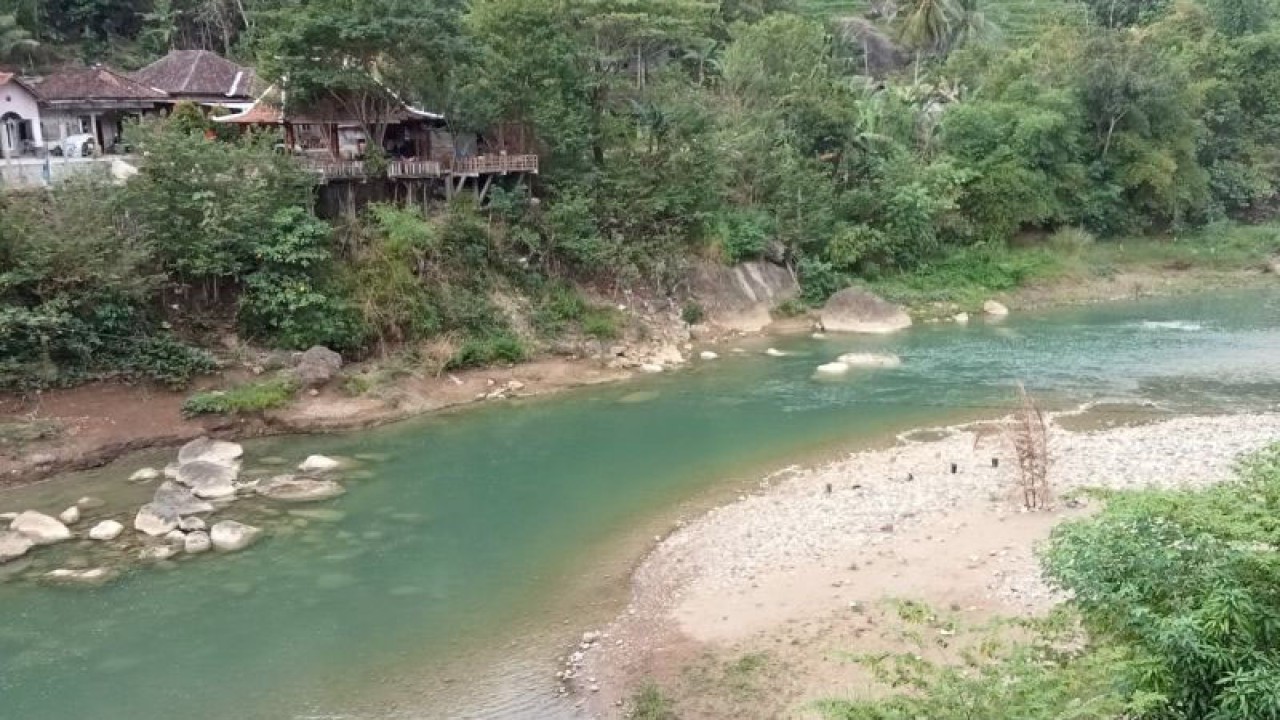 Sungai Oya di Kabupaten Bantul, Daerah Istimewa Yogyakarta, sebagai perairan darat yang menjadi habitat ikan lokal. (ANTARA/Hery Sidik)