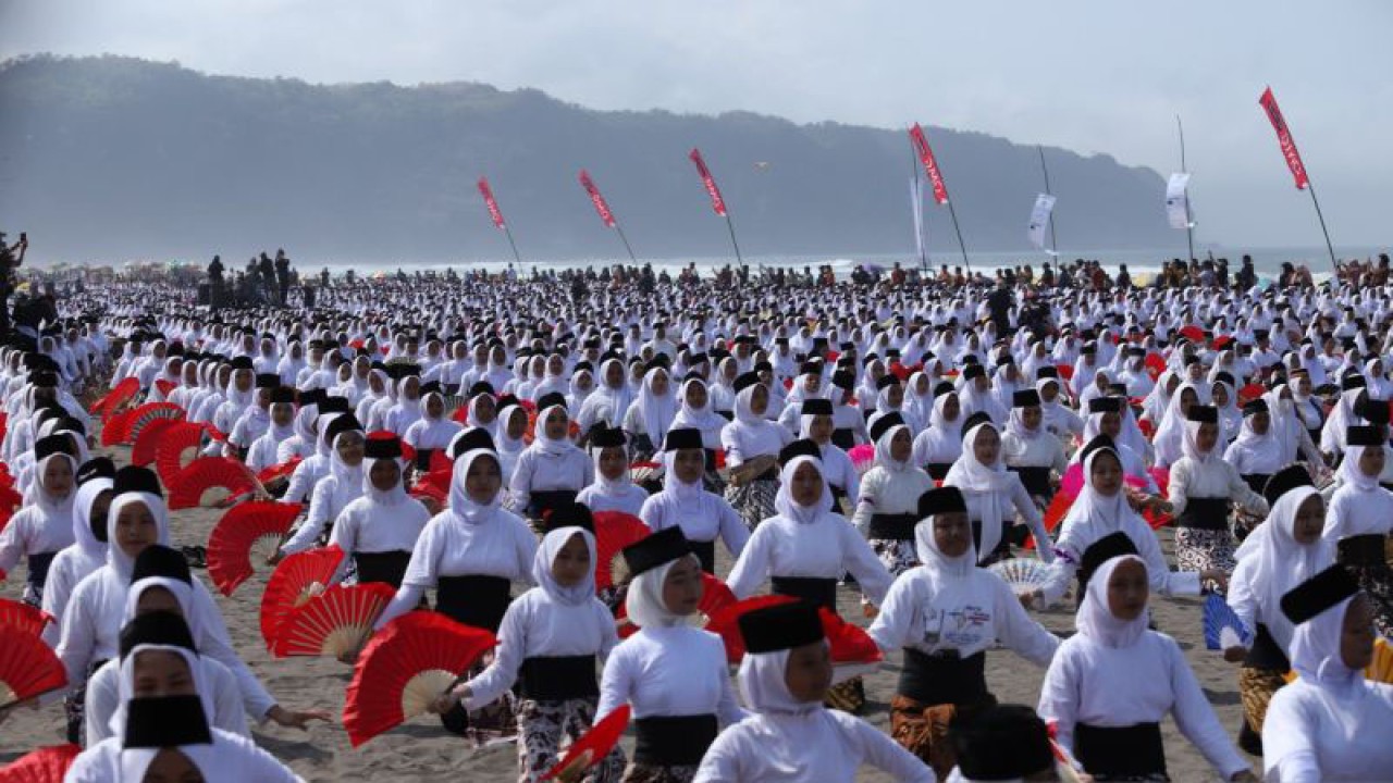 Tarian montro secara kolosal di Pantai Parangkusumo, Kabupaten Bantul, Daerah Istimewa Yogyakarta, memecahkan rekor Muri kategori peserta terbanyak, Sabtu (26/8/2023) (ANTARA/Hery Sidik)