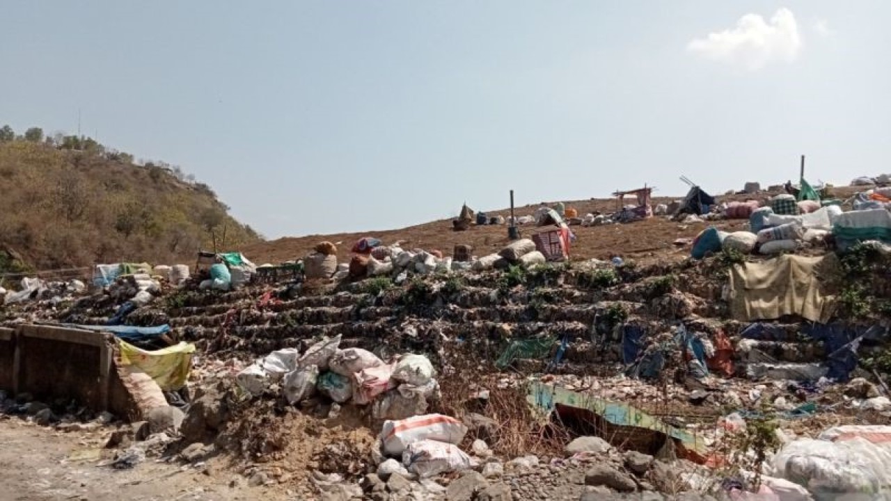 Tumpukan sampah di Tempat Pembuangan Sampah Terpadu (TPST) Piyungan Kabupaten Bantul, yang merupakan tempat pembuangan akhir (TPA) regional DIY. (ANTARA/Hery Sidik)