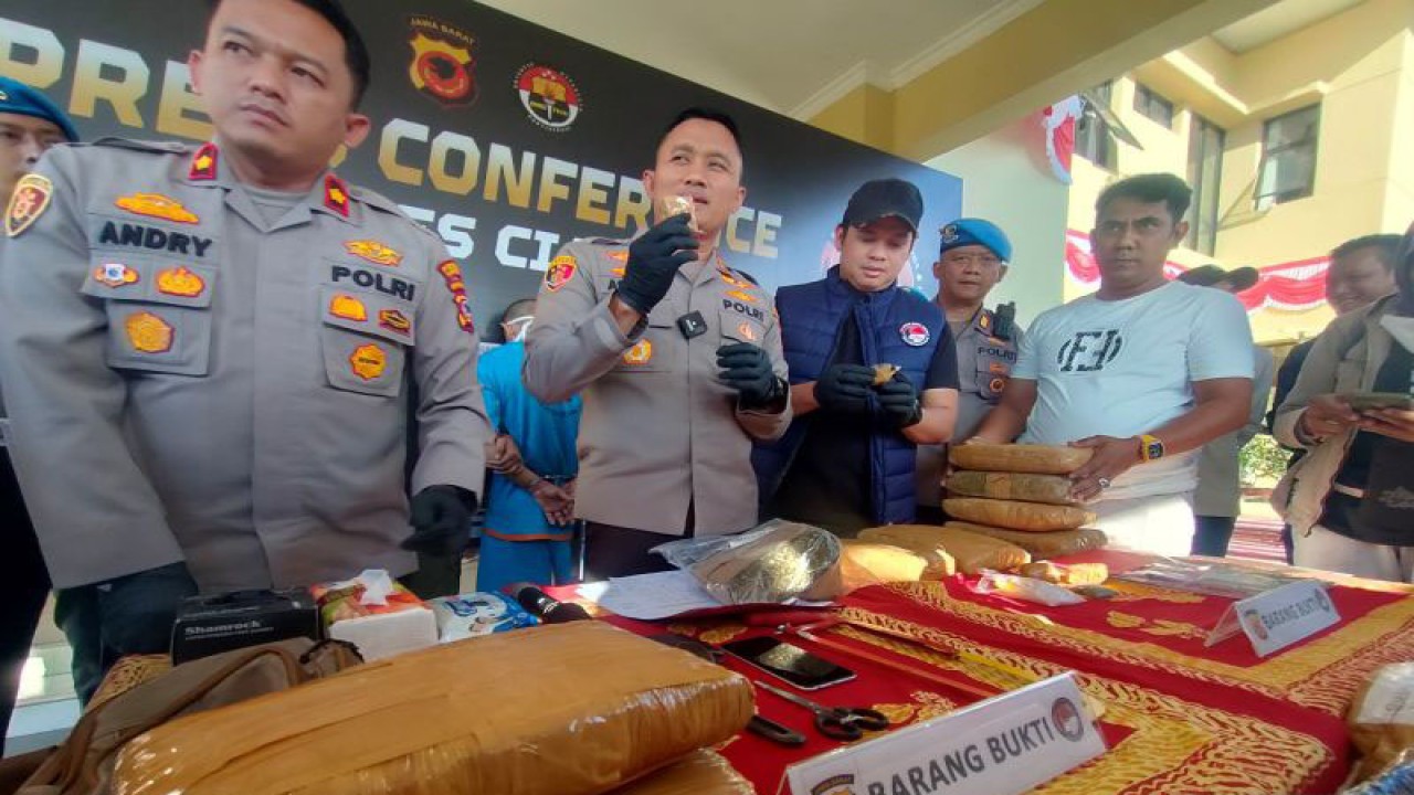 Kapolres Cianjur, Jawa Barat, AKBP Aszhari Kurniawan, saat menggelar konfresi pers terkait penangkapan bandar ganja seberat 9 kilogram, Selasa (1/8/2023).(ANTARA/Ahmad Fikri). (Ahmad Fikri)