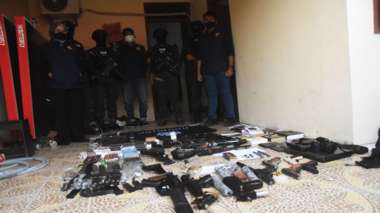 Sejumlah anggota Densus 88 menunjukkan barang bukti senjata api dan barang bukti lainnya milik terduga teroris berinisial DE yang ditangkap di Bekasi, Jawa Barat, Senin (14/8/2023). ANTARA FOTO/ Fakhri Hermansyah/hp.