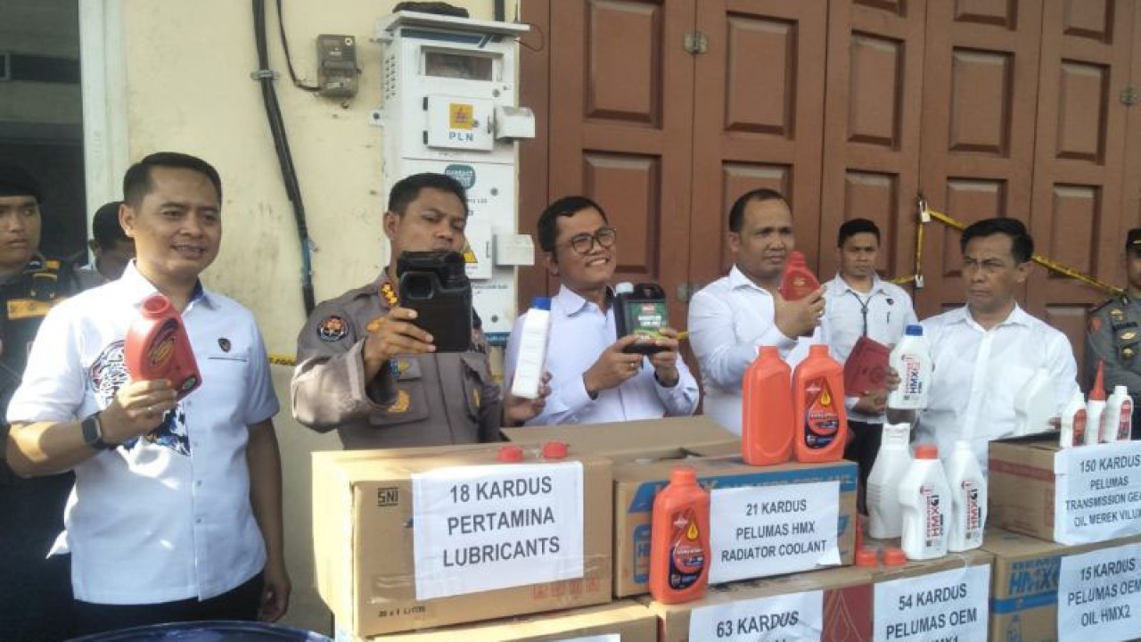 Kabid Humas Polda Sumut, Kombes Pol Hadi Wahyudi (nomor dua dari kiri) saat memperlihatkan barang bukti oli palsu hasil penggerebekan di Kabupaten Deli Serdang. (ANTARA/HO- Humas Polda Sumut).