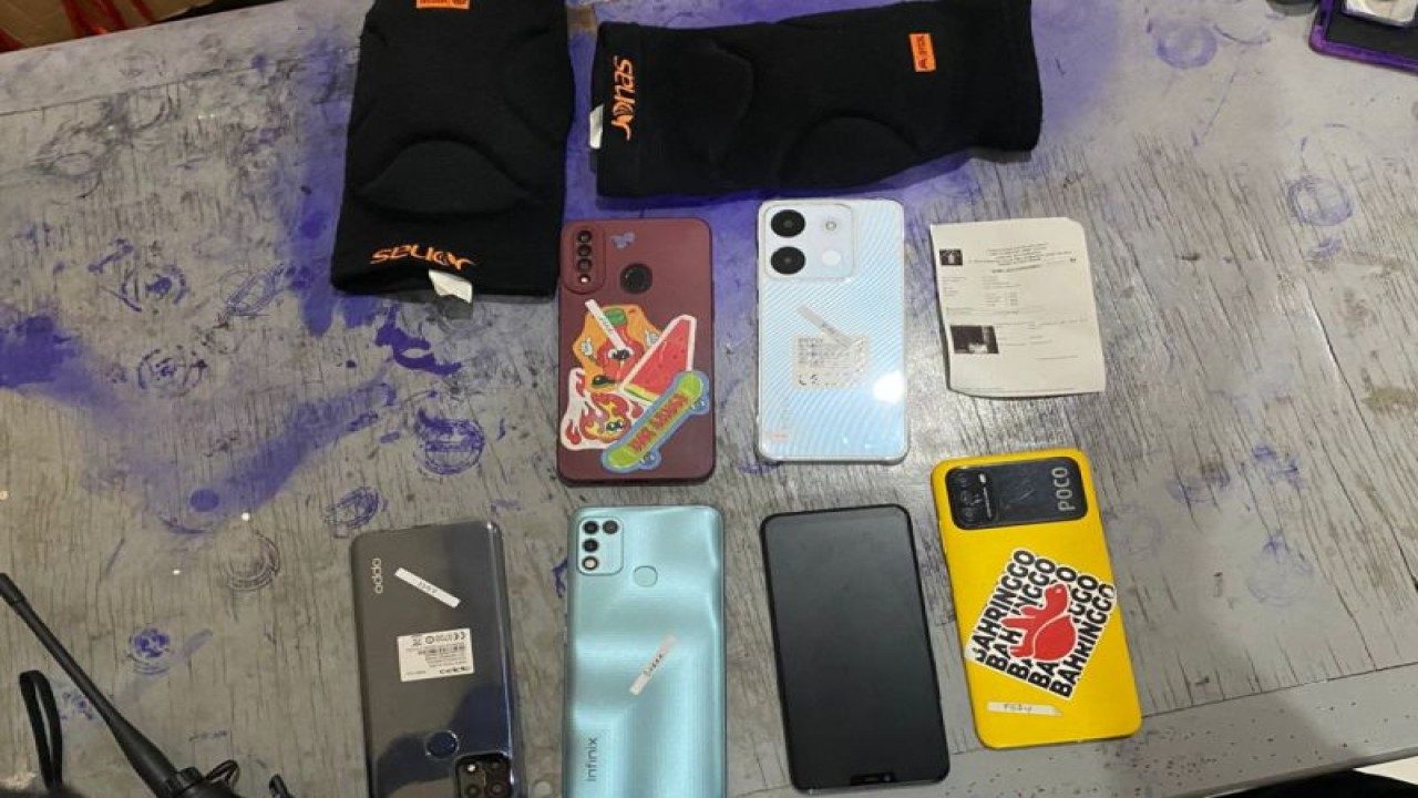 Barang bukti enam telepon seluler yang digagalkan penyelundupannya oleh petugas Lapaa Semarang, Selasa (29/8/2023). (ANTARA/ HO-Lapas Semarang)