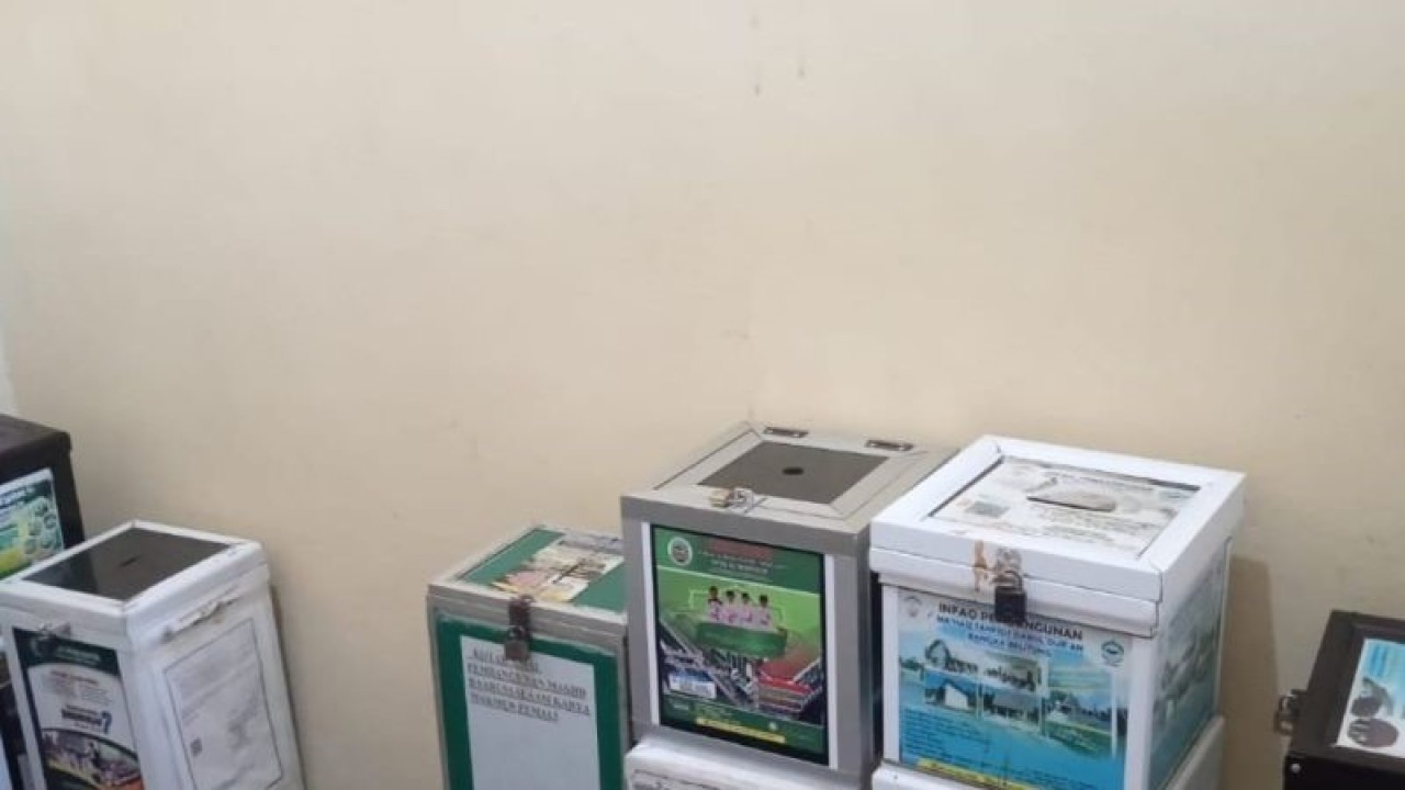 Barang bukti belasan kotak amal tanpa izin diamankan Satpol PP Kabupaten Bangka. (ANTARA/Kasmono)