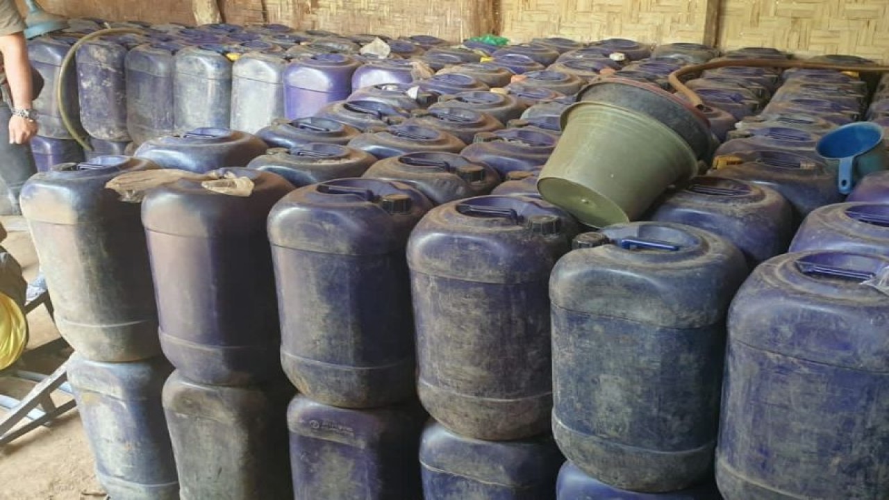 Barang bukti berupa 264 jerigen ukuran 35 liter berisi BBM oplosan dan dua unit motor yang disita olah Polda Lampung. (ANTARA/HO)