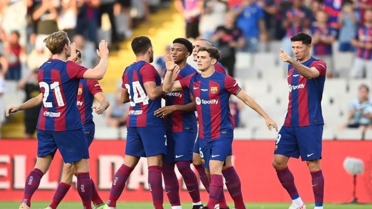 Selebrasi Robert Lewandowski (kanan) setelah mencetak gol pembuka Barcelona dalam pertandingan Joan Gamper Trophy melawan Tottenham di Estadi Olimpic Lluis Companys pada 9 Agustus 2023. ANTARA/AFP/PAU BARRENA